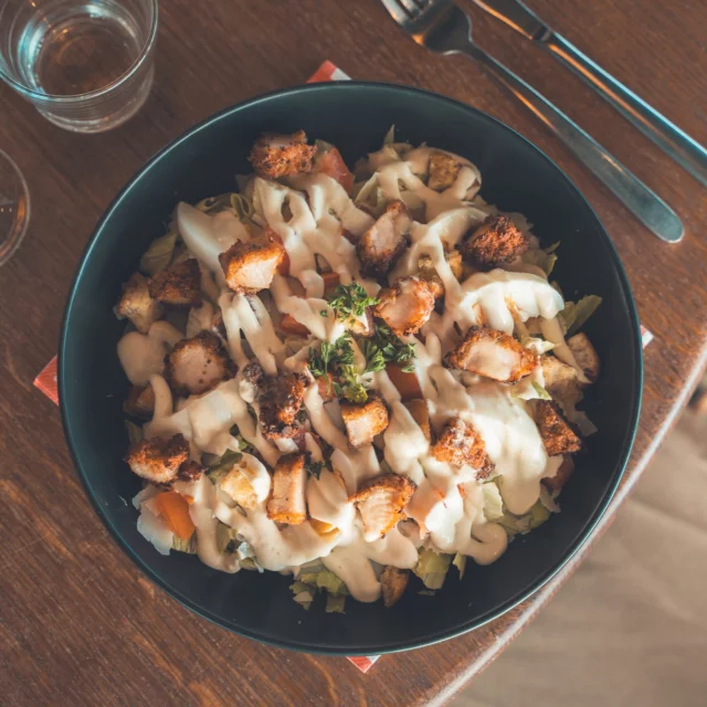 Une délicieuse salade césar et ça repart ! 

Bienvenue chez Papy Mougeot, votre restaurant de plage à Pornichet ouvert 7J/7 midi & soir 🏖️

Ici, c’est good food & good vibes only ! 😎
__

@_studiopsyche 

#papymougeot #pornichet #pornichetplage #plage #beach #beachvibes #seaview #labaule #labaulebeach #presquile #presquileguerandaise #goodfood #goodmood #chill #frenchfood #frenchcuisine
