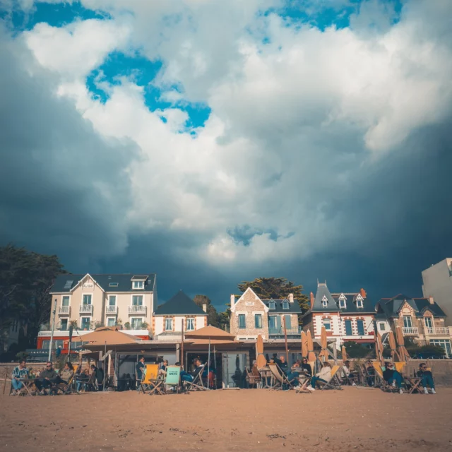 Les amis ! On reste ouvert pendant les ponts de Mai ! 🌸

Quel bonheur de se retrouver en terrasse chez Papy avec les pieds dans le sable, le bruit des vagues en fond et la gourmandise dans l’assiette ! 

(Et l’apéro dans le verre of course 😎🍹)

__________________________

💛 P A P Y  M O U G E O T 🐚
🕐 Ouvert 7j/7 midi & soir
📍 150 Boulevard des Océanides Pornichet
☎️ 09 81 13 58 67 
__________________________

@_studiopsyche 

#papymougeot #papy #pornichet #pornichetplage #labaule #labaulepornichet #labaulebeach #beach #beachvibes #beachview #presquile #presquileguerandaise #goodfood #goodmood #sunshine #spring #springtime #foodlover #cocktails