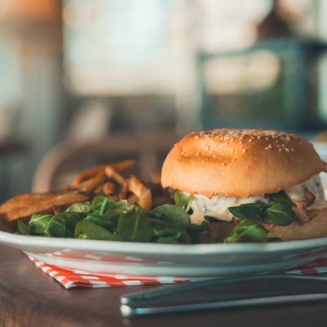 Un Papy Burger et ça repart ! 🍔

Toujours aussi réconfortant et gourmand, avec son steak haché VBF, sa sauce fromagère fondante et ses délicieuses frites ! 

__________________________

💛 P A P Y  M O U G E O T 🐚
🕐 Ouvert 7j/7 midi & soir
📍 150 Boulevard des Océanides Pornichet
☎️ 09 81 13 58 67 
__________________________

@_studiopsyche 

#papymougeot #pornichet #pornichetplage #labaule #labaulebeach #restaurant #restaurantplage #presquile #presquileguerandaise #food #foodlover #burger #vuemer #plage #beach #cocktails #goodvibes